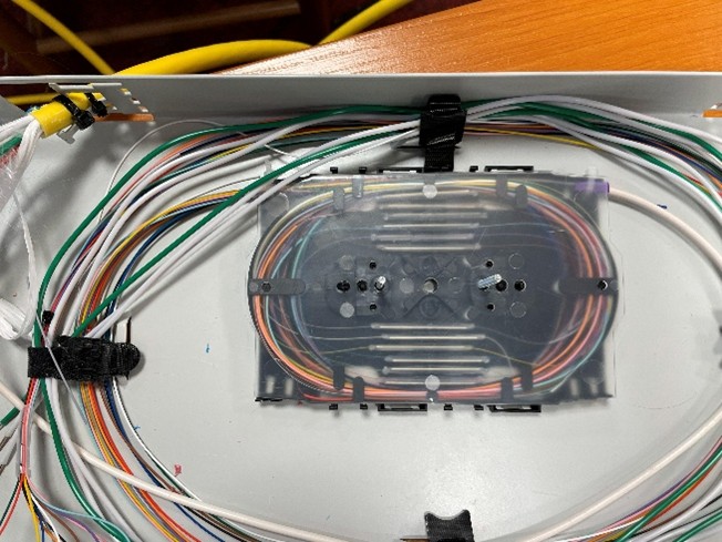 Obsah obrázku kabel, Elektrické vedení, elektronika, Elektronické inženýrstvíObsah generovaný pomocí AI může být nesprávný.