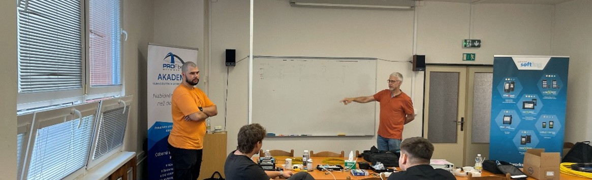 Obsah obrázku interiér, oblečení, osoba, zeďObsah generovaný pomocí AI může být nesprávný.